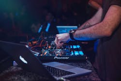 dj draait aan de knoppen